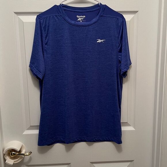 Set of 2 Reebok men’s size small athletic shirts. - Picture 6 of 9